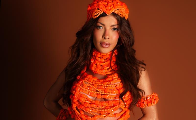 Jaquelline Grohalski aposta em look exclusivo de 15 kg para ensaio da Grande Rio