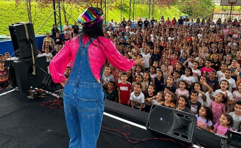 Nic Nic Dominic encanta centenas de crianças em apresentação cultural realizada em Primavera do Leste MT