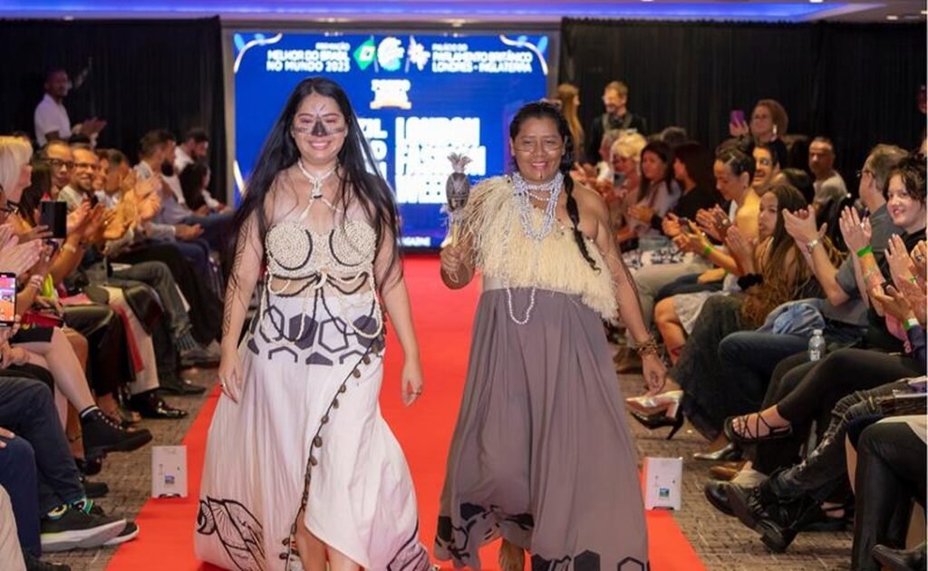 Designers indígenas da Amazônia levam suas criações a Nova York em apresentação com inteligência artificial